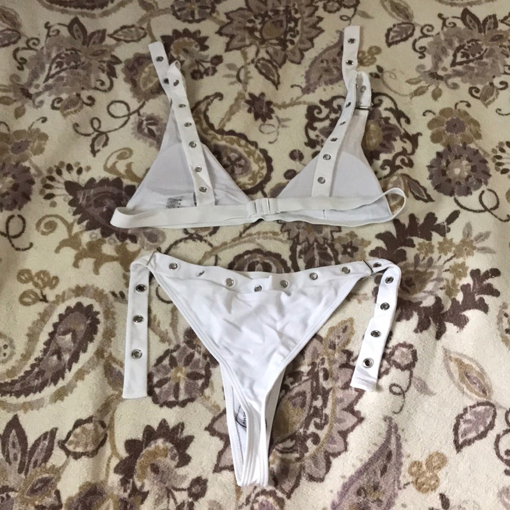 Bikini - Picture 2 of 2